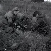 Dr. Ragnhild Boström och Ulf Erik Hagberg gör arkeologiska undersökningar i Kårehamn, juli 1962.