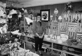 Eivor Andersson i sin presentaffär vid Sagbrovägen i Lindome, år 1984. 