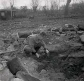 K-G Petersson utför en arkeologisk undersökning vid Klinta 1957.