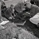 Kung Gustaf VI Adolf och kronprins Carl Gustaf vid Klinta 1957.