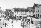 Kungliga Kalmar regementes 300-årsjubileum 1923. Regementet var aldrig förlagt till Kalmar utan hade hela sin existens sin huvudsakliga övningsplats på Hultsfreds slätt. I samband med värnpliktsreformen i början av 1900-talet fanns det dock planer på att flytta det till Kalmar men förlades i stället till Eksjö där det 1926 slogs samman med Jönköpings regemente. Numera förs fanan av Eksjö garnison.