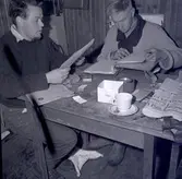 Antikvarie Hagberg går igenom handlingar vid Störlinge.