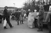 Annestorpsdalens scoutkår städar i Lindome centrum med angränsande områden, år 1984.

För mer information om bilden se under tilläggsinformation.