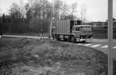 Annestorpsdalens scoutkår städar i Lindome centrum med angränsande områden, år 1984. Sopbil på Industrivägen.

För mer information om bilden se under tilläggsinformation.