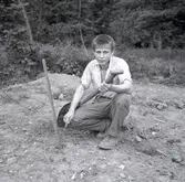 En pojke vid en fyndplats vid en arkeologisk undersökning.