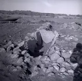 En hällkista funnen vid en arkeologisk undersökning.
Hällkistor är kända från Västeuropa, Medelhavsländerna och Orienten, till Sverige kommer gravtypen troligen via England. Gravar liknande de nordiska förekommer i nordvästra Tyskland. En yngre form helt under jordytan kan följas ned till Ukraina. I Danmark har hällkistorna sitt huvudområde på östra Jylland. Från Norge känner man till ett 10-tal, alla på Östlandet.

Hällkistor förekommer i Sverige främst i Götalandskapen med en koncentration till södra Småland, Värmland och Närke. Gravtypen är även vanlig i Dalsland och Uppland, och så långt norrut som i Ångermanland känner man till hällkistor, om än yngre än de mer sydligt belägna.

Antalet torde uppgå till inemot 2 000. Det råder en stor svårighet att klassificera många fornlämningar i fält, vilka berör denna typ. Många kallas stenkammargravar, där de ofta antas vara hällkistor ifall de inte kan påvisas vara dösar eller gånggrifter. Enligt Riksantikvarieämbetets fornminnesregister finns det 649 sådana hällkistor i Västergötland, 129 i Dalsland, 97 i Bohuslän, 70 i Halland och runt 100 i Värmland. Därtill finns ett mycket stort antal i Småland, samt ett visst antal i Skåne och övriga landskap i södra Sverige.

(Uppgifterna hämtade från Wikipedia)