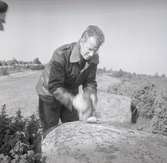 En demonstration i samband med en arkeologisk undersökning vid Nybyåsen 1/10 1958.