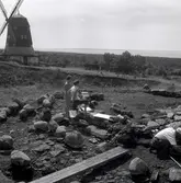 Utgrävningar vid Sörby - Störlinge med Ulf Erik Hagberg (syns inte i bild).