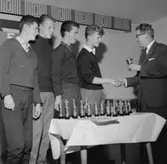 Prisutdelare Carl-Gustav Halldèn delar ut priser till ungdomar i HIF:s (Huskvarna idrottsförening).