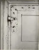 Beslag på trefyllningsdörr i övre våningen på Dahmska huset.