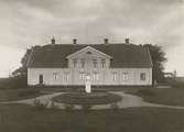 Barkestorps gård, trädgårdssidan, Dörby socken. Omonterat fotografi; 17 x 13 cm.
Fotograf möjligen C G Rosenberg kring 1925.