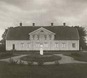Barkestorps gård, trädgårdssidan, Dörby socken. Omonterat fotografi; 17 x 13 cm.
Fotograf möjligen C G Rosenberg kring 1925.
