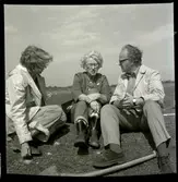 Ragnhild Boström och Sölve Göransson med okänd vid Ottenby kapell. 

Ruinen efter S:t Johanneskapellet är belägen en halvmil söder om Ås kyrka, intill vägen mot fyren Långe Jan. Kapellet uppfördes under 1200-talets senare del och övergavs vid 1500-talets slut. Kapellruinen mäter 25x13 meter med intill fem meter breda murar och omges av en enkel kyrkogårdsmur. Vid uppförandet av fyren på 1780-talet, revs de då ännu stående murarna för att användas som byggnadsmaterial. I anslutning till ruinen ligger den så kallade Rosenkinds källa. Linné benämner för övrigt 1741 platsen Rosenkinds kapell. 

(Uppgifterna är hämtade från Länsstyrelsen)