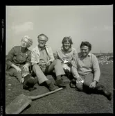 Ragnhild Boström, Sölve Göransson, Ulf Erik Hagberg med okänd vid Ottenby kapell. 

Ruinen efter S:t Johanneskapellet är belägen en halvmil söder om Ås kyrka, intill vägen mot fyren Långe Jan. Kapellet uppfördes under 1200-talets senare del och övergavs vid 1500-talets slut. Kapellruinen mäter 25x13 meter med intill fem meter breda murar och omges av en enkel kyrkogårdsmur. Vid uppförandet av fyren på 1780-talet, revs de då ännu stående murarna för att användas som byggnadsmaterial. I anslutning till ruinen ligger den så kallade Rosenkinds källa. Linné benämner för övrigt 1741 platsen Rosenkinds kapell. 

(Uppgifterna är hämtade från Länsstyrelsen)