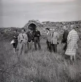 Gråborg.

Ölands största fornborg, anlagd under järnåldern men i bruk ända in i historisk tid. Intill borgen finns en medeltida kapellruin och byn Borg med ett välhävdat odlingslandskap.
Gråborg är Ölands största fornborg och även en av Sveriges största anläggningar i sitt slag. Liksom Ismanstorp är den belägen centralt på ön. Borgen har tidigare benämnts Backaborg men denna benämning har efter hand flyttats över till den närliggande byn Borg. 
Borgmuren omsluter en yta på 210 x 160 meter och ringmurens höjd varierar 4-7 meter. Murens ursprungliga höjd har uppgått till cirka 8-10 meter med en tjocklek på cirka 10 meter. I nordväst finns en port med ett medeltida valv som förstärkt med kalkbruk. Borgen har tidigare haft ytterligare två portar, en i norr och en i söder. Enligt äldre källor har den befintliga porten tidigare krönts av ett mindre torn, även den södra porten har haft ett torn.

Källa Länsstyrelsen.