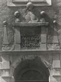 Överstycket till portalen på Dahmska huset med byggherren, Anders Olofsson Berghs och hans hustrus, Brita Gudmundsdotter Skuthe, initialer.