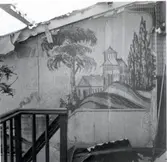 Väggmålningar i trappan till ett 1947 rivet hus vid Södra Långgatan. Grått i grått, på papper klistrat på virket. Överförda till museet.