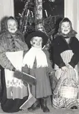 Sopkärringar sopar ut julen 20:e dag Knut. Emmaboda 1957.