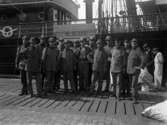 Gruppfoto, soldater utanför båt 1915
	Metallutfällningar runt kanterna.
