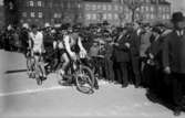 Cykellöpare, stor folkmassa möjligen ”Sverigeloppet”
	Svag metallutfällning, repor, svag rosa missfärgning.