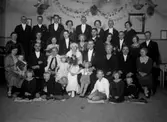 Gruppbild brudpar med bröllopsgäster ”Vykort”
	Metallutfällning, repor.