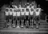Samskolans gymnaster 20 flickar i gymnastikdräkter och två lärare på samskolans trappa 1931
	Metallutfällning, fingeravtryck.