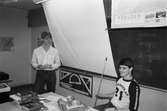 Temavecka på Ekenskolan i Kållered, år 1984. Två amerikanska ungdomar berättar om hur det är att resa i Amerika.

För mer information om bilden se under tilläggsinformation.