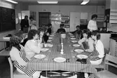 Temavecka på Ekenskolan i Kållered, år 1984. Elever vid ett dukat bord.

För mer information om bilden se under tilläggsinformation.