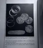 Del av en guldskatt från Spångebro i Löt med guldspiraler, fingerringar, romerska guldmynt och en liten guldtacka. 400-talet efter Kristus.