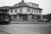 Servicebutik vid korsningen Gamla Riksvägen-Labackavägen i Kållereds centrum, år 1984.

Fotografi taget av Harry Moum, HUM, Mölndals-Posten, vecka 18, år 1984.