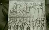 Gundestrupkitteln är ett offerfynd, en silverkittel med 13 reliefplattor som en gång varit sammanfogade. Kitteln har en diameter av nära en meter och blev hittad i samband med torvtäcktsarbete i Rävmossen vid Gundestrup 1891 i norra Jylland, Danmark. Fyndet är ett av de mest storslagna importföremålen i Skandinavien från det keltiska området under förromersk-, romersk järnålder.

På plattorna finns över 100 reliefbilder på olika föremål och djur- och människofigurer. Många av motiven återfinns också på hällristningar i form av bl.a vagnshjul, ormar, lurblåsare och människor i procession.

Gundestrupskittelns utsmyckning liknar i mångt och mycket en rad keltiska gudar och gudinnor. Man tycker sig ha kunnat tyda bl.a. gudarna:

    Cernunnos; den behornade, (figuren bär hjorthorn och håller en halsring i ena handen och en orm i den andra). Dock är inte mycket är känt om Cernunnos, men han finns gestaltad på många konst- och kulturföremål, eftersom han då ofta är omgiven av djur antar man att han kan ha varit en slags djurens konung.
    Taranis; hjulets gud, som förknippades med föränderlighet och omväxlingar.

Utöver kittelns religiösa innehåll framstår den med den tidens klädesdräkter, vapen, smycken och hela föreställningsvärlden för den förromerske eller germanske mannen och kvinnan.

Kittelns motiv har även påverkats av den hellenistiska och etruskiska föreställningsvärlden, vilket kan tyda på starka band med de östra medelhavsländerna.

Gundestrupkitteln kan dateras till mellan ca 300 f.Kr. - 300 e.Kr., d.v.s. till tiden för förromersk järnålder eller romersk järnålder.

Idag står kitteln på det danska nationalmuseet i Köpenhamn.
