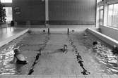 Invigning av handikappbadet på Stretered i Kållered, år 1984. En samling människor som simmar.

För mer information om bilden se under tilläggsinformation.
