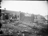 Rivning av Skötsner-Edhlunds bostad och ateljé i kvarteret Guldskäret vid Stora Torget, Östhammar, Uppland före 1914