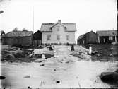 Kvinnor och barn framför bostadshus, Södra Hamnplan 4, Öregrund, Uppland