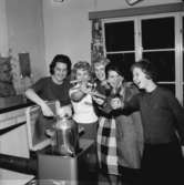 Socialdemokratiska ungdomsklubben SSU är i sommarhemmet på Vista kulle, utanför Huskvarna. Fem unga kvinnor kokar  korven i kaffebehållaren.