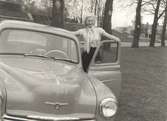 Carlströms Bil. Kvinna poserar vid en bil.