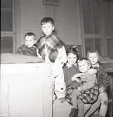 Barn varav alla har något rutigt klädesplagg.