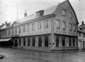 Severin Nilssons möbelaffär. Denna flyttade senare till Malmen och därefter till Svaneberg. På platsen, korsningen Storgatan-Kaggensgatan, ligger nu SE-bankens hus.