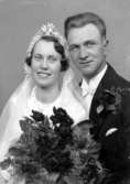 Bröllopsbild, kvinnan håller i en brudbukett. Enligt Walter Olsons journal är bilden beställd av kapten Frans Karlsson ifrån Skyttegatan 11 i Kalmar.