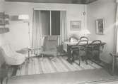 Ett exempel på hur ett svenskt vardagsrum kunde se ut på 1940-talet.