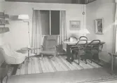 Ett exempel på hur ett svenskt vardagsrum kunde se ut på 1940-talet.