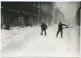 Snöskottning vid hörnet Södra Långgatan - Kaggensgatan efter en snöstorm den 1:a mars 1931.