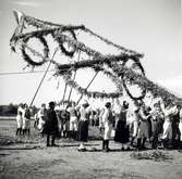 Resning av midsommarstången vid hantverksmässan i Kalmar 1947.