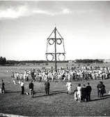 Dans runt midsommarstången under hantverksmässan i Kalmar 1947.