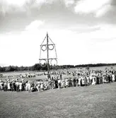 Dans kring midsommarstången under hantverksmäsan i Kalmar 1947.
