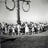 Dans kring midsommarstången under hantverksmässan i Kalmar 1947.