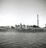 Kulisser föreställande Kalmar slott uppsatta på Ängös strand inför en teaterföreställning under Hantverksmässan, vilka dock förstördes av ett häftigt åskoväder innan föreställningen hann börja.