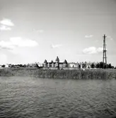 Kulisser föreställande Kalmar slott uppsatta på Ängös strand inför en teaterföreställning under Hantverksmässan, vilka dock förstördes av ett häftigt åskoväder innan föreställningen hann börja.