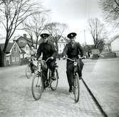 Brandmästare och brandsoldat till cykel på Södra vägen.
Enligt Stig Danielsson på brandstationen 1998:
Två brandmän: till vänster : Vicke 7:an Viktor Johansson
och Sune Årnell på reparationsrond på brandtelegrafen.