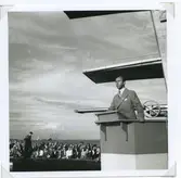 Prins Gustaf Adolf invigningstalar kvällen den 2/8 i samband med SM i simning, som hölls vid Långviksbadet i Kalmar.